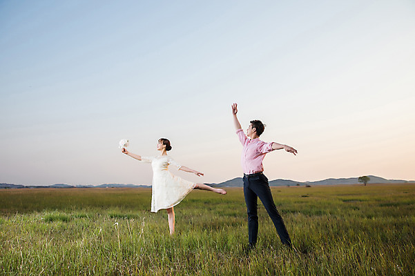 포토 JPG 주간 전신 커플 드레스 여자 남자 정장 초원 20대 성인 야외 두명 옆모습 30대 일몰 한국인 춤 발레 다리들기 화성시 성인만 우음도 국내포토 자연요소 옷 뷰포인트 섬 관계 모션 문화예술 사람 동양인 청년 장년 노을 경기도 화성_경기도 파일형식