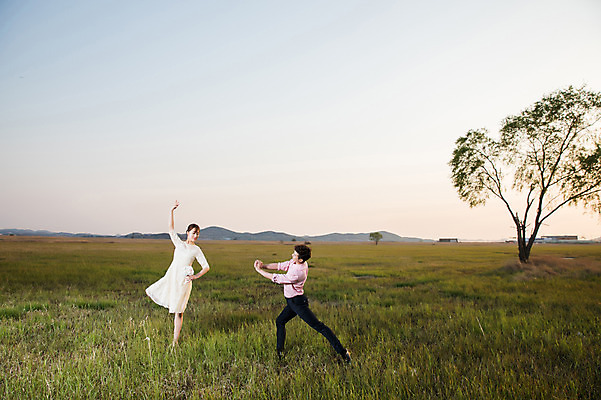 포토 JPG 주간 전신 나무 커플 드레스 여자 남자 정장 초원 20대 성인 야외 두명 옆모습 30대 한국인 춤 발레 다리들기 화성시 성인만 우음도 국내포토 자연요소 식물 옷 뷰포인트 섬 관계 모션 문화예술 사람 동양인 청년 장년 경기도 화성_경기도 파일형식
