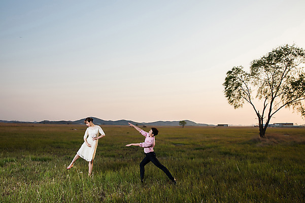 포토 JPG 주간 전신 나무 커플 드레스 여자 남자 정장 초원 20대 성인 야외 두명 앞모습 옆모습 30대 일몰 한국인 춤 발레 다리들기 화성시 성인만 우음도 국내포토 자연요소 식물 옷 뷰포인트 섬 관계 모션 문화예술 사람 동양인 청년 장년 노을 경기도 화성_경기도 파일형식