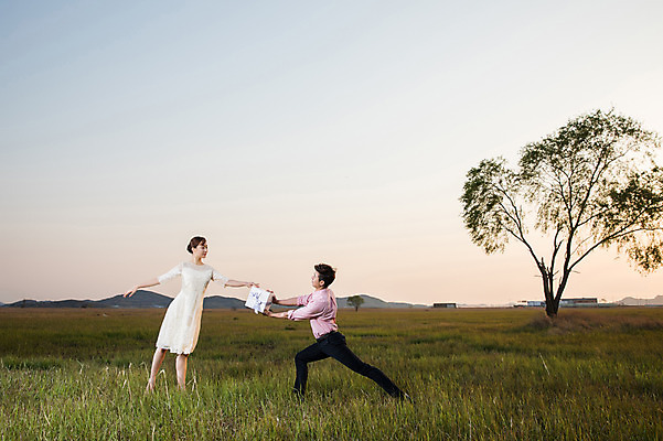 포토 JPG 주간 전신 나무 커플 드레스 여자 남자 선물 정장 초원 20대 성인 야외 두명 앞모습 옆모습 30대 일몰 한국인 춤 발레 주기 화성시 성인만 우음도 국내포토 자연요소 식물 옷 뷰포인트 섬 관계 모션 문화예술 사람 동양인 청년 장년 노을 경기도 화성_경기도 파일형식