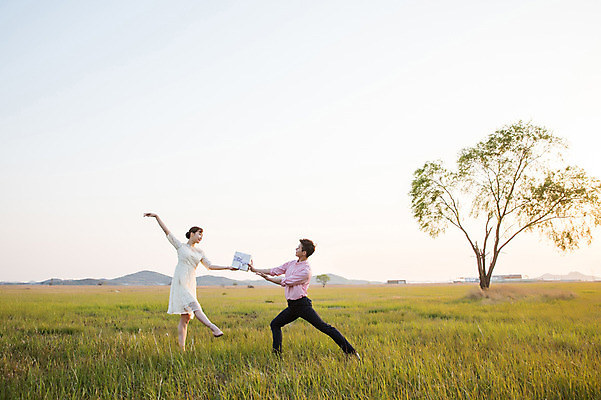 포토 JPG 주간 전신 나무 커플 드레스 여자 남자 선물 정장 초원 20대 성인 야외 두명 옆모습 30대 한국인 춤 발레 주기 다리들기 화성시 성인만 우음도 국내포토 자연요소 식물 옷 뷰포인트 섬 관계 모션 문화예술 사람 동양인 청년 장년 경기도 화성_경기도 파일형식