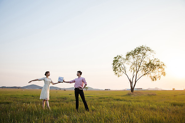 포토 JPG 주간 전신 나무 커플 드레스 여자 남자 선물 정장 초원 20대 성인 야외 두명 앞모습 30대 한국인 춤 발레 주기 화성시 성인만 우음도 국내포토 자연요소 식물 옷 뷰포인트 섬 관계 모션 문화예술 사람 동양인 청년 장년 경기도 화성_경기도 파일형식