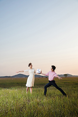 포토 JPG 주간 전신 커플 드레스 여자 남자 선물 정장 초원 20대 성인 야외 두명 앞모습 옆모습 30대 한국인 춤 발레 주기 화성시 성인만 우음도 국내포토 자연요소 옷 뷰포인트 섬 관계 모션 문화예술 사람 동양인 청년 장년 경기도 화성_경기도 파일형식