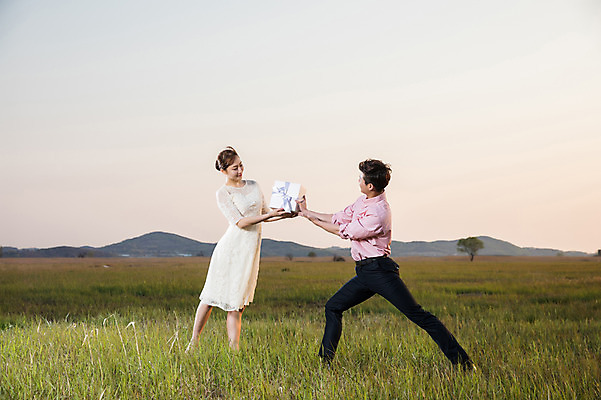 포토 JPG 주간 전신 커플 드레스 여자 남자 선물 정장 초원 20대 성인 야외 두명 옆모습 30대 일몰 한국인 춤 발레 주기 화성시 성인만 우음도 국내포토 자연요소 옷 뷰포인트 섬 관계 모션 문화예술 사람 동양인 청년 장년 노을 경기도 화성_경기도 파일형식