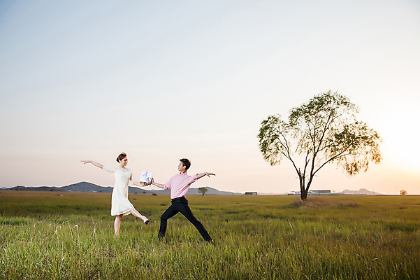 포토 JPG 주간 전신 나무 커플 드레스 여자 남자 선물 정장 초원 20대 성인 야외 두명 옆모습 30대 일몰 한국인 춤 발레 주기 다리들기 화성시 성인만 우음도 국내포토 자연요소 식물 옷 뷰포인트 섬 관계 모션 문화예술 사람 동양인 청년 장년 노을 경기도 화성_경기도 파일형식