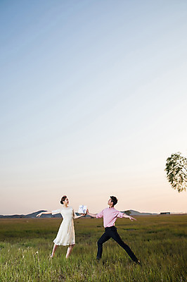 포토 JPG 주간 전신 커플 드레스 여자 남자 선물 정장 초원 20대 성인 야외 두명 옆모습 30대 일몰 한국인 춤 발레 주기 화성시 성인만 우음도 국내포토 자연요소 옷 뷰포인트 섬 관계 모션 문화예술 사람 동양인 청년 장년 노을 경기도 화성_경기도 파일형식