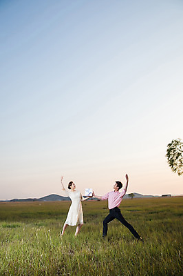 포토 JPG 주간 전신 커플 드레스 여자 남자 선물 정장 초원 20대 성인 야외 두명 옆모습 30대 일몰 한국인 춤 발레 주기 화성시 성인만 우음도 국내포토 자연요소 옷 뷰포인트 섬 관계 모션 문화예술 사람 동양인 청년 장년 노을 경기도 화성_경기도 파일형식