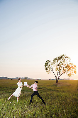 포토 JPG 주간 전신 나무 커플 드레스 여자 남자 선물 정장 초원 20대 성인 야외 두명 옆모습 30대 일몰 한국인 춤 발레 주기 다리들기 화성시 성인만 우음도 국내포토 자연요소 식물 옷 뷰포인트 섬 관계 모션 문화예술 사람 동양인 청년 장년 노을 경기도 화성_경기도 파일형식