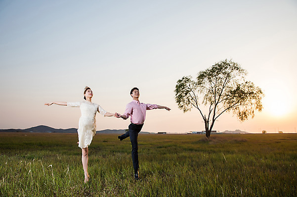 포토 JPG 주간 전신 나무 커플 드레스 여자 남자 정장 초원 20대 성인 야외 두명 앞모습 30대 손잡기 일몰 한국인 춤 발레 다리들기 화성시 성인만 우음도 국내포토 자연요소 식물 옷 뷰포인트 섬 관계 모션 문화예술 사람 동양인 청년 장년 노을 경기도 화성_경기도 파일형식