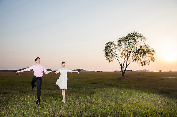 포토 JPG 주간 전신 나무 커플 드레스 여자 남자 정장 초원 20대 성인 야외 두명 앞모습 30대 손잡기 일몰 한국인 춤 발레 다리들기 화성시 성인만 우음도 국내포토 자연요소 식물 옷 뷰포인트 섬 관계 모션 문화예술 사람 동양인 청년 장년 노을 경기도 화성_경기도 파일형식