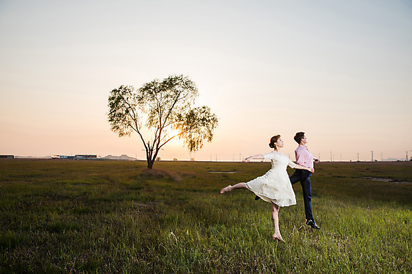 포토 JPG 주간 전신 나무 커플 드레스 여자 남자 정장 초원 20대 성인 야외 두명 옆모습 30대 손잡기 일몰 한국인 춤 발레 다리들기 화성시 성인만 우음도 국내포토 자연요소 식물 옷 뷰포인트 섬 관계 모션 문화예술 사람 동양인 청년 장년 노을 경기도 화성_경기도 파일형식