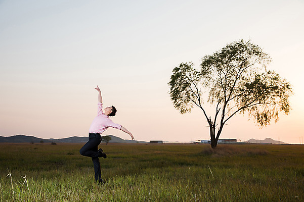 포토 JPG 주간 전신 나무 남자 팔벌리기 한명 정장 초원 성인 야외 옆모습 30대 일몰 한국인 춤 발레 다리들기 화성시 성인남자한명만 우음도 국내포토 자연요소 식물 1 옷 뷰포인트 섬 모션 문화예술 사람 동양인 장년 노을 경기도 화성_경기도 남자한명만 성인남자만 파일형식