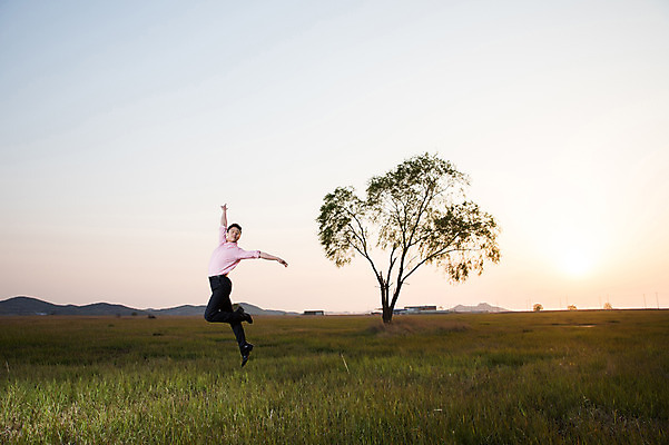 포토 JPG 주간 전신 나무 남자 한명 정장 초원 성인 야외 옆모습 30대 점프 일몰 한국인 춤 발레 화성시 성인남자한명만 우음도 국내포토 자연요소 식물 1 옷 뷰포인트 섬 모션 문화예술 사람 동양인 장년 노을 경기도 화성_경기도 남자한명만 성인남자만 파일형식