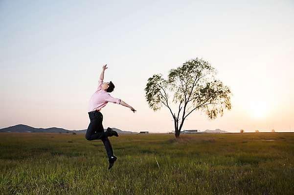 포토 JPG 주간 전신 나무 남자 한명 정장 초원 성인 야외 옆모습 30대 점프 일몰 한국인 춤 발레 화성시 성인남자한명만 우음도 국내포토 자연요소 식물 1 옷 뷰포인트 섬 모션 문화예술 사람 동양인 장년 노을 경기도 화성_경기도 남자한명만 성인남자만 파일형식