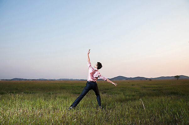 포토 JPG 주간 전신 남자 한명 정장 초원 성인 야외 뒷모습 30대 일몰 한국인 춤 발레 화성시 성인남자한명만 우음도 국내포토 자연요소 1 옷 뷰포인트 섬 문화예술 사람 동양인 장년 노을 경기도 화성_경기도 남자한명만 성인남자만 파일형식