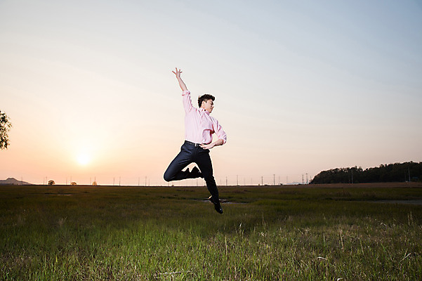 포토 JPG 주간 전신 남자 한명 정장 초원 성인 야외 앞모습 30대 점프 일몰 한국인 춤 발레 화성시 성인남자한명만 우음도 국내포토 자연요소 1 옷 뷰포인트 섬 모션 문화예술 사람 동양인 장년 노을 경기도 화성_경기도 남자한명만 성인남자만 파일형식