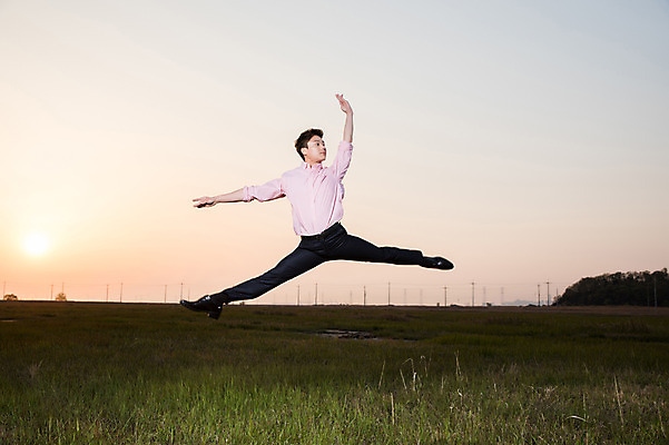 포토 JPG 주간 전신 남자 한명 정장 초원 성인 야외 앞모습 30대 점프 일몰 한국인 춤 발레 화성시 성인남자한명만 우음도 국내포토 자연요소 1 옷 뷰포인트 섬 모션 문화예술 사람 동양인 장년 노을 경기도 화성_경기도 남자한명만 성인남자만 파일형식