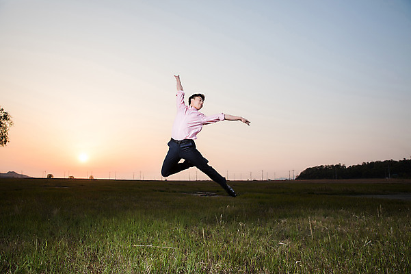 포토 JPG 주간 전신 남자 한명 정장 초원 성인 야외 앞모습 30대 점프 일몰 한국인 춤 발레 화성시 성인남자한명만 우음도 국내포토 자연요소 1 옷 뷰포인트 섬 모션 문화예술 사람 동양인 장년 노을 경기도 화성_경기도 남자한명만 성인남자만 파일형식
