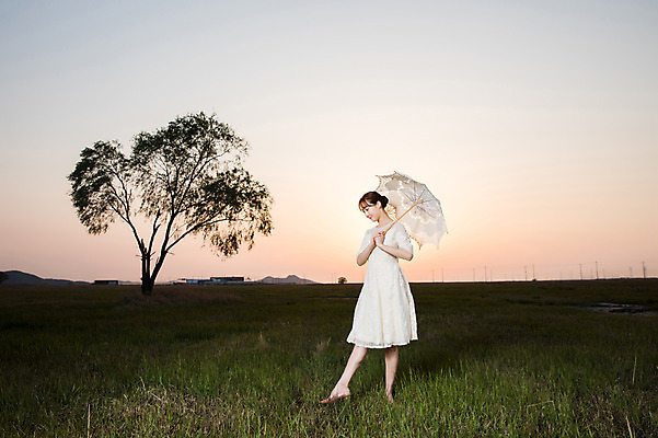 포토 JPG 주간 전신 나무 드레스 여자 한명 들기 초원 20대 성인 야외 앞모습 일몰 한국인 춤 발레 양산 화성시 성인여자한명만 우음도 국내포토 자연요소 식물 1 옷 뷰포인트 섬 모션 문화예술 사람 동양인 청년 노을 경기도 화성_경기도 여자한명만 성인여자만 파일형식