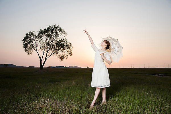 포토 JPG 주간 전신 나무 응시 드레스 여자 한명 들기 초원 20대 성인 야외 앞모습 손들기 일몰 한국인 춤 발레 양산 화성시 성인여자한명만 우음도 국내포토 자연요소 식물 1 시선 옷 뷰포인트 섬 모션 문화예술 사람 동양인 청년 노을 경기도 화성_경기도 여자한명만 성인여자만 파일형식