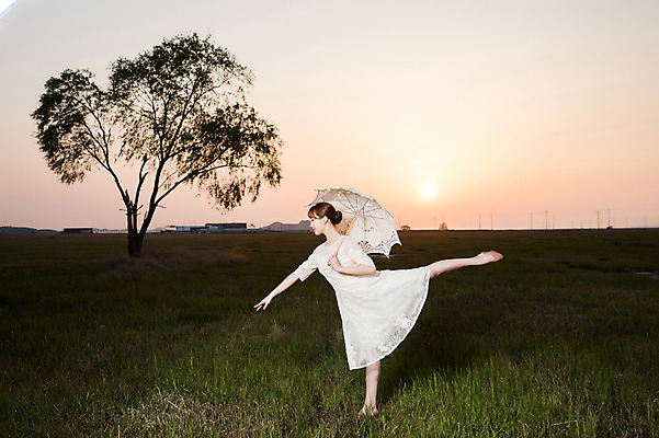포토 JPG 주간 전신 나무 드레스 여자 한명 서기 초원 20대 성인 야외 옆모습 일몰 한국인 춤 발레 양산 다리들기 화성시 성인여자한명만 우음도 국내포토 자연요소 식물 1 옷 뷰포인트 섬 모션 문화예술 사람 동양인 청년 노을 경기도 화성_경기도 여자한명만 성인여자만 파일형식