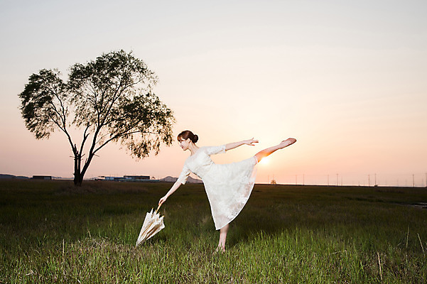 포토 JPG 주간 전신 나무 드레스 여자 한명 초원 20대 성인 야외 옆모습 일몰 한국인 춤 발레 양산 다리들기 화성시 성인여자한명만 우음도 국내포토 자연요소 식물 1 옷 뷰포인트 섬 모션 문화예술 사람 동양인 청년 노을 경기도 화성_경기도 여자한명만 성인여자만 파일형식