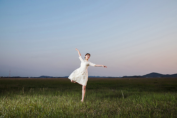포토 JPG 주간 전신 드레스 여자 팔벌리기 한명 초원 20대 성인 야외 앞모습 한국인 춤 발레 다리들기 화성시 성인여자한명만 우음도 국내포토 자연요소 1 옷 뷰포인트 섬 모션 문화예술 사람 동양인 청년 경기도 화성_경기도 여자한명만 성인여자만 파일형식