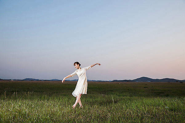 포토 JPG 주간 전신 드레스 여자 팔벌리기 한명 초원 20대 성인 야외 앞모습 한국인 춤 발레 화성시 성인여자한명만 우음도 국내포토 자연요소 1 옷 뷰포인트 섬 모션 문화예술 사람 동양인 청년 경기도 화성_경기도 여자한명만 성인여자만 파일형식