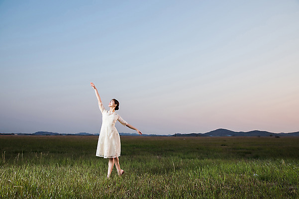 포토 JPG 주간 전신 응시 드레스 여자 팔벌리기 한명 초원 20대 성인 야외 앞모습 한국인 춤 발레 화성시 성인여자한명만 우음도 국내포토 자연요소 1 시선 옷 뷰포인트 섬 모션 문화예술 사람 동양인 청년 경기도 화성_경기도 여자한명만 성인여자만 파일형식