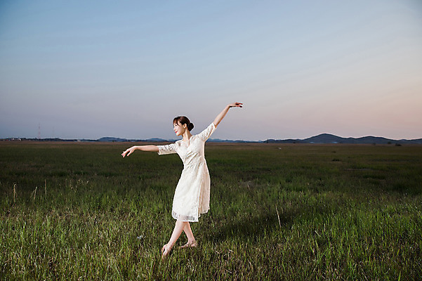 포토 JPG 주간 전신 응시 드레스 여자 팔벌리기 한명 초원 20대 성인 야외 앞모습 한국인 춤 발레 화성시 성인여자한명만 우음도 국내포토 자연요소 1 시선 옷 뷰포인트 섬 모션 문화예술 사람 동양인 청년 경기도 화성_경기도 여자한명만 성인여자만 파일형식