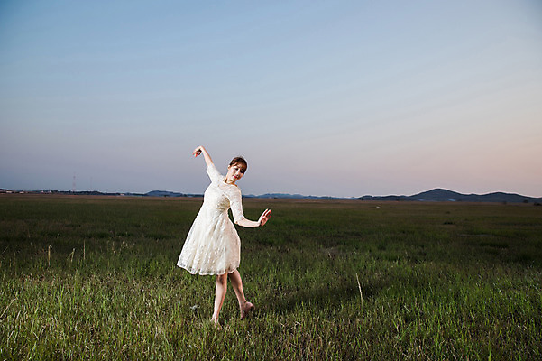 포토 JPG 주간 전신 응시 드레스 여자 팔벌리기 한명 초원 20대 성인 야외 옆모습 한국인 춤 발레 화성시 성인여자한명만 우음도 국내포토 자연요소 1 시선 옷 뷰포인트 섬 모션 문화예술 사람 동양인 청년 경기도 화성_경기도 여자한명만 성인여자만 파일형식