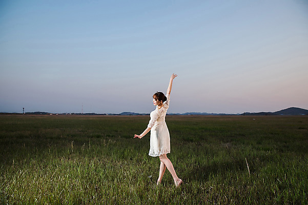 포토 JPG 주간 전신 드레스 여자 팔벌리기 한명 초원 20대 성인 야외 뒷모습 한국인 춤 발레 화성시 성인여자한명만 우음도 국내포토 자연요소 1 옷 뷰포인트 섬 모션 문화예술 사람 동양인 청년 경기도 화성_경기도 여자한명만 성인여자만 파일형식