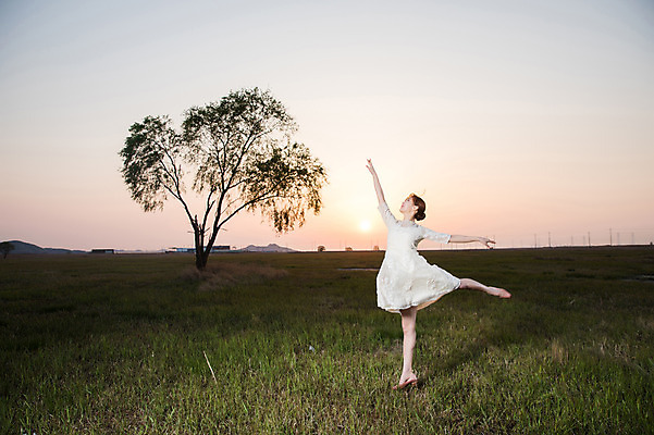 포토 JPG 주간 전신 나무 응시 드레스 여자 한명 초원 20대 성인 야외 옆모습 일몰 한국인 춤 발레 다리들기 화성시 성인여자한명만 우음도 국내포토 자연요소 식물 1 시선 옷 뷰포인트 섬 모션 문화예술 사람 동양인 청년 노을 경기도 화성_경기도 여자한명만 성인여자만 파일형식