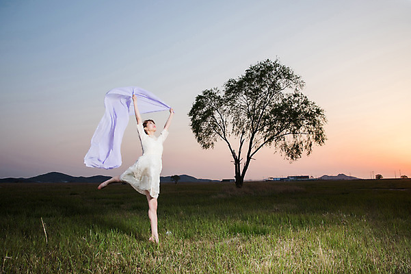 포토 JPG 주간 전신 나무 드레스 여자 한명 들기 초원 20대 성인 야외 앞모습 일몰 한국인 춤 천 발레 다리들기 화성시 성인여자한명만 우음도 국내포토 자연요소 식물 1 옷 뷰포인트 섬 모션 문화예술 사람 동양인 청년 노을 직물 경기도 화성_경기도 여자한명만 성인여자만 파일형식