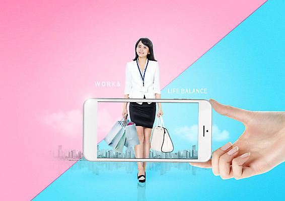 전신 PSD 편집이미지 손 여자 가방 한손 서기 들기 20대 성인 두명 건물 앞모습 신체부위 스마트폰 쇼핑백 한국인 워라밸 이미지편집 건축물 잡화 뷰포인트 모션 사람 동양인 청년 핸드폰 스마트기기 신조어 파일형식