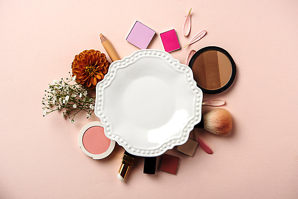 포토 JPG 스튜디오촬영 그릇 꽃잎 꽃 백그라운드 프레임 실내 사람없음 뷰티 화장품 립스틱 볼터치 안개꽃 메이크업브러쉬 국내포토 식물 식기 내부 화장 붓 한해살이풀 파일형식