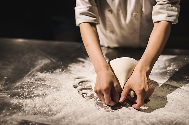 포토 JPG 남자 40대 탁자 실내 한명 사람 신체부위 요리사 만지기 한국인 양손 고수 누름 조리복 반죽 밀가루 도우 중년남자한명만 국내포토 직업 1 손 중년 가구 유니폼 모션 동양인 내부 가루 향신료 남자한명만 중년남자만 파일형식