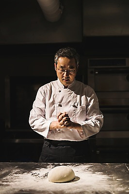 포토 JPG 응시 남자 40대 탁자 실내 한명 사람 상반신 앞모습 요리사 한국인 고수 조리복 반죽 밀가루 손모으기 도우 중년남자한명만 국내포토 직업 1 시선 뷰포인트 중년 가구 유니폼 동양인 손짓 내부 가루 향신료 남자한명만 중년남자만 파일형식