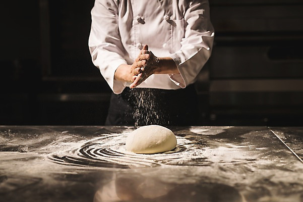 포토 JPG 남자 40대 실내 한명 사람 상반신 앞모습 요리사 한국인 고수 조리복 뿌리기 반죽 밀가루 도우 중년남자한명만 눈비비기 국내포토 직업 1 뷰포인트 중년 유니폼 모션 동양인 내부 가루 향신료 남자한명만 중년남자만 파일형식