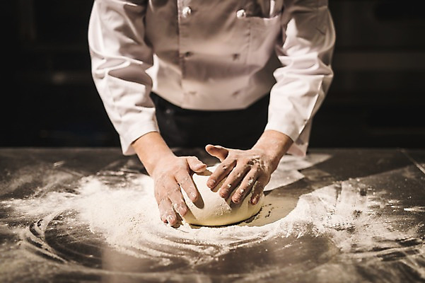 포토 JPG 남자 40대 탁자 실내 한명 사람 상반신 앞모습 신체부위 요리사 만지기 한국인 양손 고수 조리복 반죽 밀가루 도우 중년남자한명만 국내포토 직업 1 손 뷰포인트 중년 가구 유니폼 모션 동양인 내부 가루 향신료 남자한명만 중년남자만 파일형식