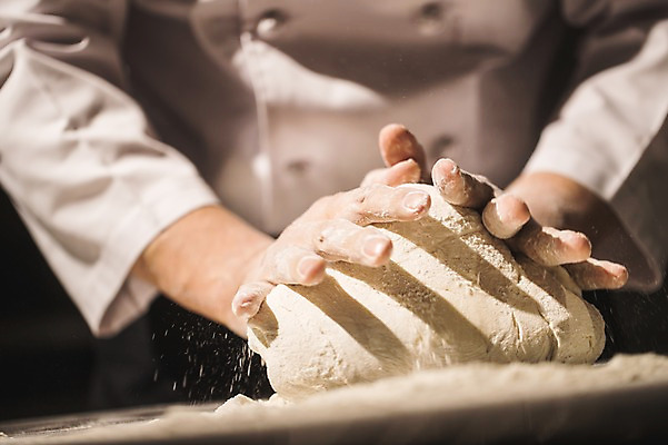 포토 JPG 남자 40대 실내 한명 사람 근접촬영 상반신 앞모습 신체부위 요리사 만지기 한국인 양손 고수 누름 조리복 반죽 도우 중년남자한명만 국내포토 직업 1 손 뷰포인트 중년 유니폼 모션 동양인 내부 향신료 남자한명만 중년남자만 파일형식