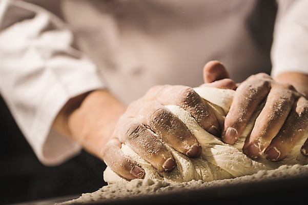 포토 JPG 남자 40대 실내 한명 사람 신체부위 요리사 만지기 한국인 양손 고수 누름 조리복 반죽 밀가루 도우 중년남자한명만 국내포토 직업 1 손 중년 유니폼 모션 동양인 내부 가루 향신료 남자한명만 중년남자만 파일형식