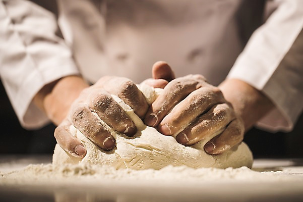 포토 JPG 남자 40대 실내 한명 사람 근접촬영 상반신 앞모습 신체부위 요리사 만지기 한국인 양손 고수 누름 조리복 반죽 밀가루 도우 중년남자한명만 국내포토 직업 1 손 뷰포인트 중년 유니폼 모션 동양인 내부 가루 향신료 남자한명만 중년남자만 파일형식