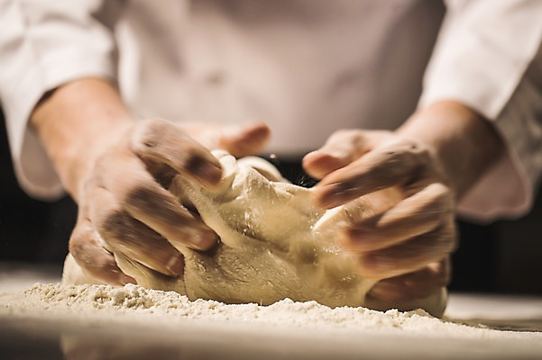 포토 JPG 남자 40대 실내 한명 사람 근접촬영 상반신 앞모습 신체부위 요리사 만지기 한국인 양손 고수 조리복 반죽 밀가루 도우 중년남자한명만 국내포토 직업 1 손 뷰포인트 중년 유니폼 모션 동양인 내부 가루 향신료 남자한명만 중년남자만 파일형식