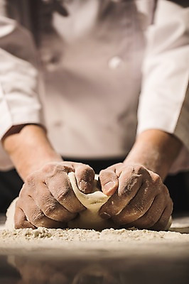 포토 JPG 남자 40대 실내 한명 사람 근접촬영 상반신 신체부위 요리사 만지기 한국인 양손 고수 누름 조리복 반죽 밀가루 도우 중년남자한명만 국내포토 직업 1 손 뷰포인트 중년 유니폼 모션 동양인 내부 가루 향신료 남자한명만 중년남자만 파일형식