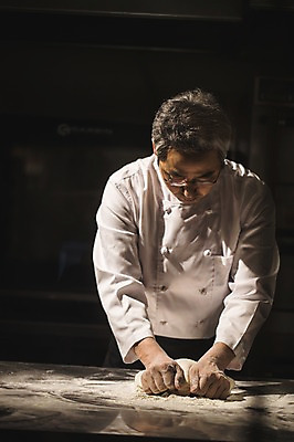 포토 JPG 응시 남자 40대 탁자 실내 한명 사람 상반신 앞모습 요리사 만지기 한국인 고수 누름 조리복 가루 반죽 밀가루 도우 중년남자한명만 국내포토 직업 1 시선 뷰포인트 중년 가구 유니폼 모션 동양인 내부 향신료 남자한명만 중년남자만 파일형식