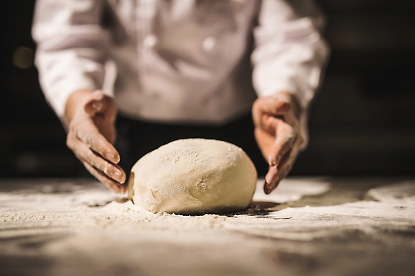 포토 JPG 남자 40대 실내 한명 사람 손짓 상반신 앞모습 신체부위 요리사 한국인 양손 고수 조리복 반죽 밀가루 도우 중년남자한명만 국내포토 직업 1 손 뷰포인트 중년 유니폼 모션 동양인 내부 가루 향신료 남자한명만 중년남자만 파일형식