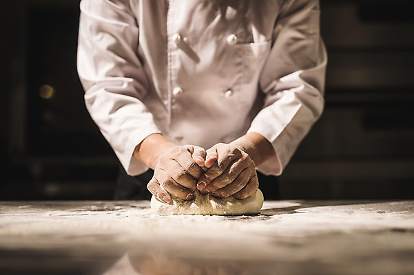포토 JPG 남자 40대 실내 한명 사람 상반신 앞모습 신체부위 요리사 만지기 한국인 양손 고수 누름 조리복 반죽 밀가루 도우 중년남자한명만 국내포토 직업 1 손 뷰포인트 중년 유니폼 모션 동양인 내부 가루 향신료 남자한명만 중년남자만 파일형식