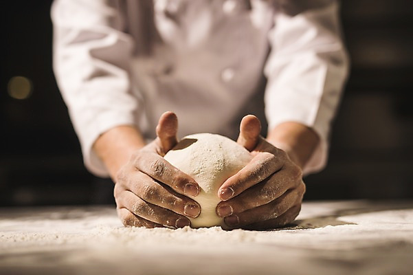 포토 JPG 남자 40대 실내 한명 사람 근접촬영 상반신 앞모습 신체부위 요리사 만지기 한국인 양손 고수 조리복 반죽 밀가루 도우 중년남자한명만 국내포토 직업 1 손 뷰포인트 중년 유니폼 모션 동양인 내부 가루 향신료 남자한명만 중년남자만 파일형식