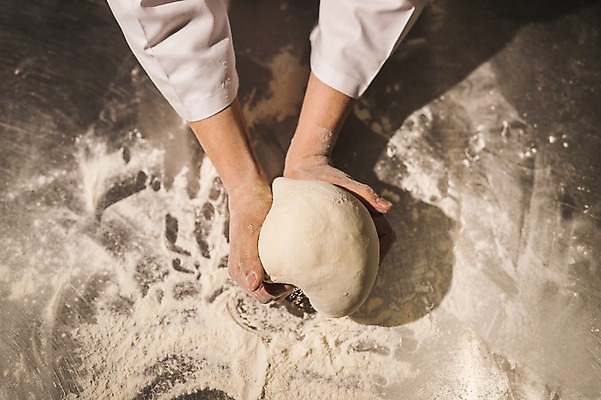 포토 JPG 남자 40대 실내 한명 사람 근접촬영 신체부위 요리사 만지기 한국인 양손 고수 누름 조리복 반죽 밀가루 도우 중년남자한명만 국내포토 직업 1 손 뷰포인트 중년 유니폼 모션 동양인 내부 가루 향신료 남자한명만 중년남자만 파일형식